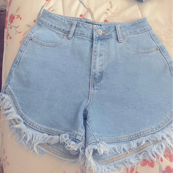 Fashion Nova denim shorts - Picture 4 of 5